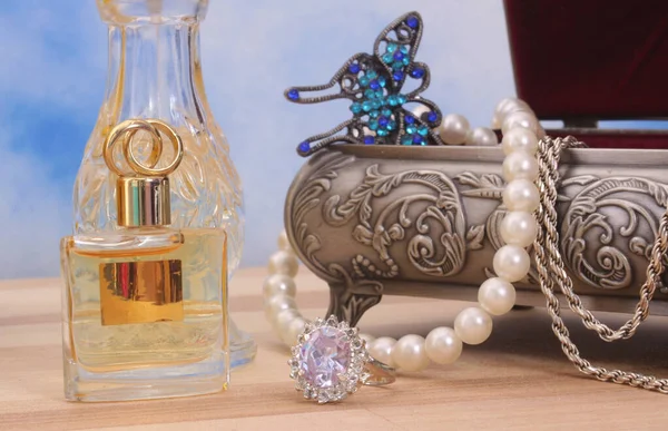 Pierścionek Kwiatami Pudełkiem Biżuterią Perfumami — Zdjęcie stockowe