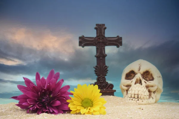 Fleurs Avec Crâne Croix Sur Sable Avec Fond Bleu Dof — Photo