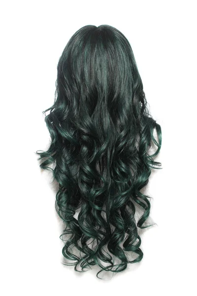 Manken kafasında siyah ve yeşil peruk beyaz arkaplan