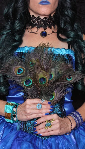 Γυναίκα Μπλε Κορσέ Φόρεμα Πράσινα Και Μαύρα Μαλλιά Και Φτερά — Φωτογραφία Αρχείου