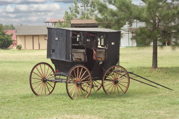 Old Broken Antique Horse Carriage Starym Zachodnim Mieście Zachmurzonym Niebem — Zdjęcie stockowe