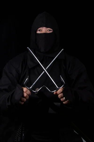 Asiatisk Man Bär Ninja Kostym Och Innehar Vapen — Stockfoto