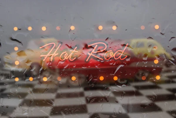Neon Hot Rod Sign Вологому Вікні Старовинним Гарячим Стержневим Автомобілем — стокове фото