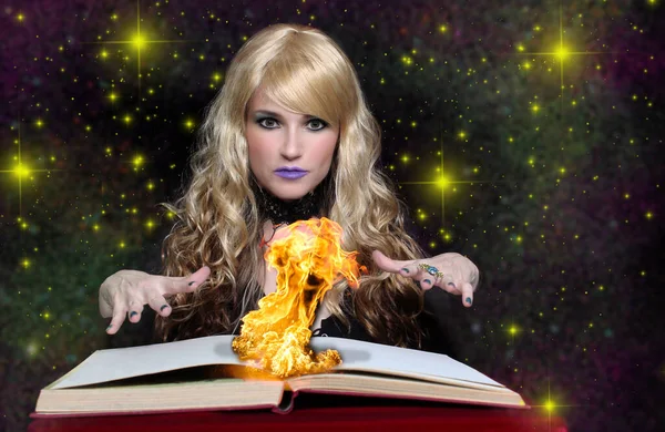 Bruja con libro en llamas y fondo de galaxia — Foto de Stock