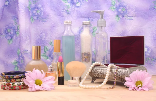 Perfumy Biżuteria Kwiatami Biżuterią Pudełko Produktów Kosmetycznych — Zdjęcie stockowe