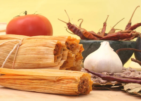 Tamales Mit Knoblauch Bohnen Und Tomaten Mit Gelbem Hintergrund — Stockfoto