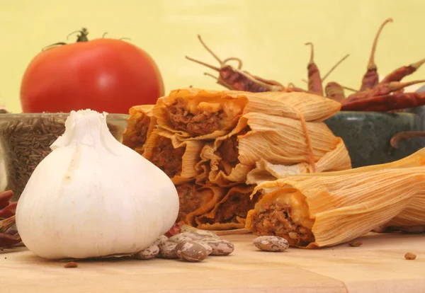 Tamales Mit Knoblauch Bohnen Und Tomaten Mit Gelbem Hintergrund — Stockfoto