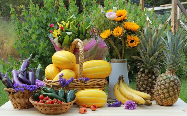 供农贸市场出售的新鲜水果及蔬菜 — 图库照片