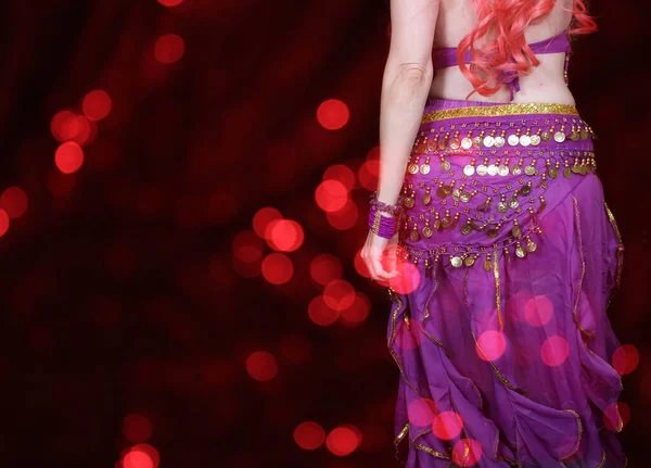 Danseuse Ventre Portant Costume Danse Violette Gros Plan Avec Bokeh — Photo