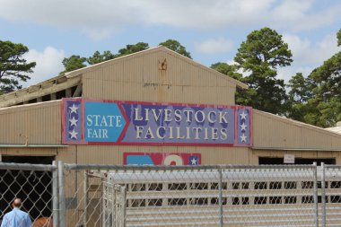 Eski Çiftlik Hayvanları Müzayede Ahırı Tabelada ve karavanda Soyulmuş Boya