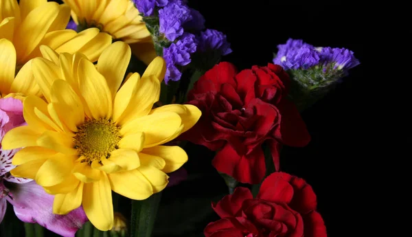 Kleurrijke Bloemenboeket Zwarte Achtergrond Met Ruimte Voor Tekst — Stockfoto