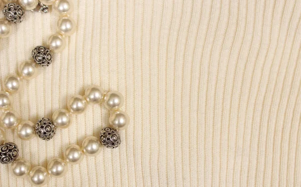 Perlen Auf Weißem Pullover Nahaufnahme — Stockfoto