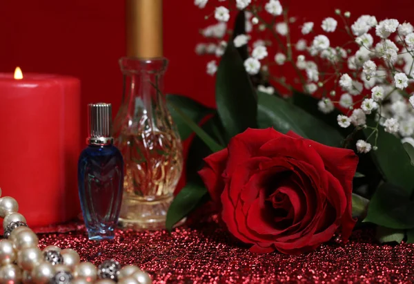Свеча Красная Роза Красном Бархатном Фоне — стоковое фото