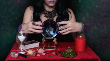 Kristal Top 'lu psişik. Galaksi Arkaplanı üzerinde tarot kartları