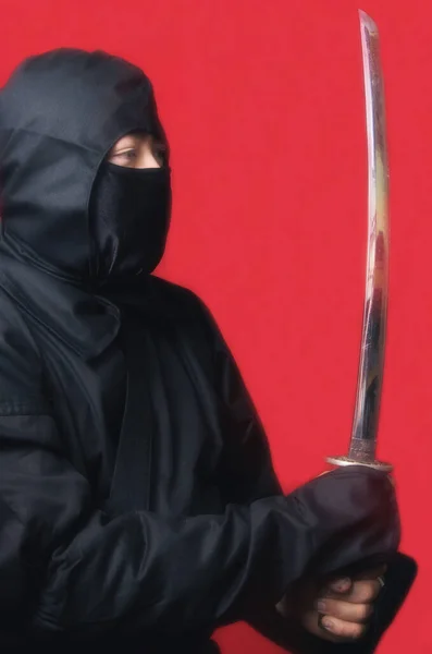 Ninja Dengan Pelontar Star Weapon Dan Red Background Comic Style — Stok Foto
