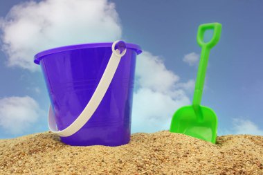 Kumsalda Kum Kovası ve Kürek Mavi Gökle