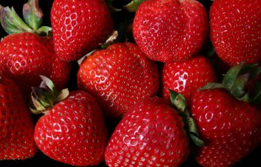 Markette Taze Olgun Çilekler Kapatın