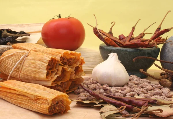 Tamales Fokhagymával Bab Paradicsom Sárga Háttér — Stock Fotó