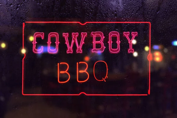 Cowboy Churrasco Neon Entrar Janela Chuvosa — Fotografia de Stock