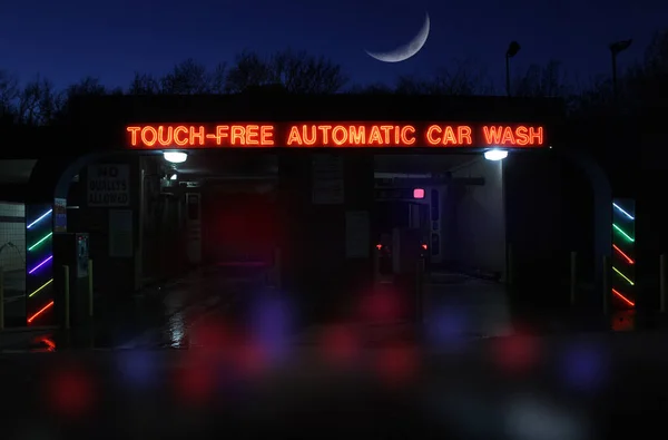 Neon Touch Zdarma Automatické Mytí Aut Znamení Během Večera Měsícem — Stock fotografie