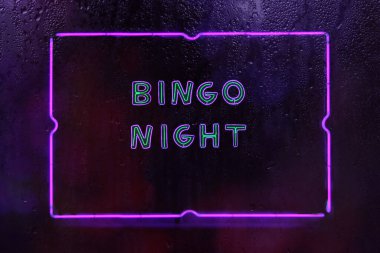 Yağmurlu Pencerede Vintage Bingo Gece Tabelası