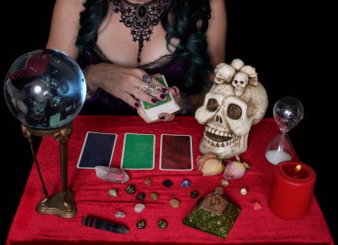 Kristal küreli ve tarot kartlı kadın medyum, sığ DOF