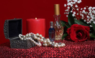 Kırmızı Kadife Arkaplanda Parfümlü Mum ve Kırmızı Gül