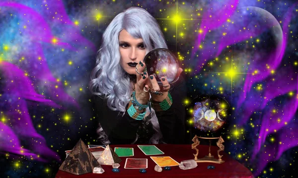 Psíquico Femenino Con Bola Cristal Cartas Del Tarot Shallow Dof — Foto de Stock