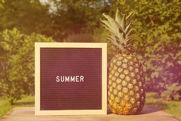 Fresh Pineapple Outdoors Summer Sale Signboard Garden Background Shallow Dof — Stock Photo, Image