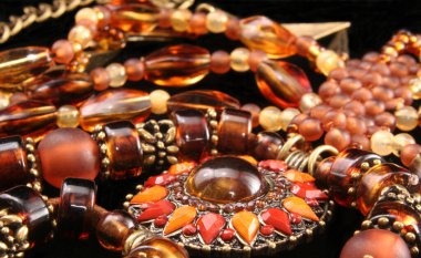 Siyah Arkaplanda Kolye ve Bilezikler, Satılık Yerel Zanaat Mücevherlerini Kapatın