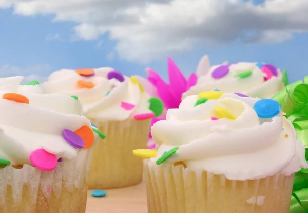 Cupcakes Flor Con Cuentas Cinta Mesa Madera — Foto de Stock