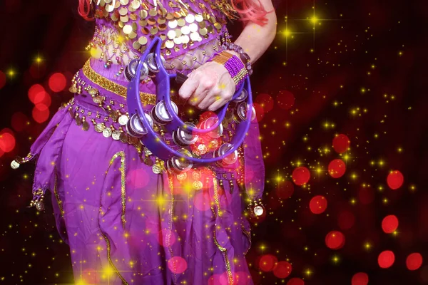 Belly Dancer Wearing Purple Dance Costume Close Colorful Bokeh — Stock Photo, Image