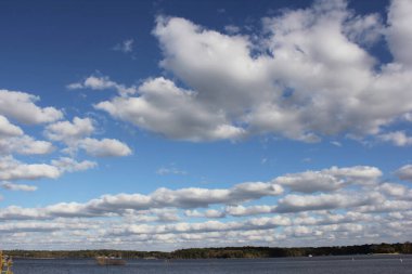Tyler Gölü, Whitehouse TX yakınlarında Mavi Gök ve Yumuşak Kümülüs Bulutlarıyla