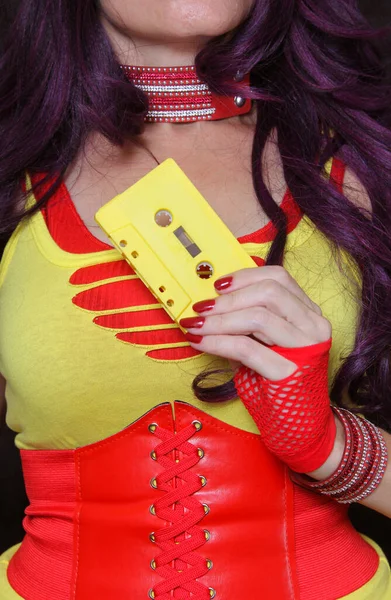 Geel Cassette Tape Met Vrouw Retro Kleding Ondiepe Dof — Stockfoto