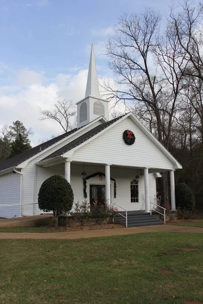 Igreja Branca Pequena Leste Rural Texas Com Decorações Natal Céu — Fotografia de Stock
