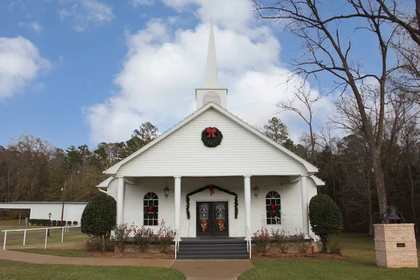 得克萨斯州东部农村的白色小教堂 圣诞装饰和蓝天 — 图库照片