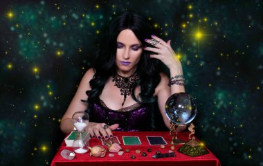 Kristal Top 'lu psişik. Galaksi Arkaplanı üzerinde tarot kartları