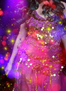 Göbek Dansçısı mor dans kostümü giyiyor. Renkli bokeh ile yakın plan.