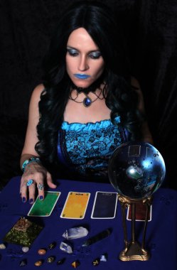 Kristal küreli ve tarot kartlı kadın medyum, sığ DOF