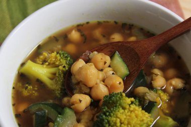 Garbanzo Fasulye, Brokoli ve Yeşil Kabak 'lı Çorba Kasesi' ni kapat.