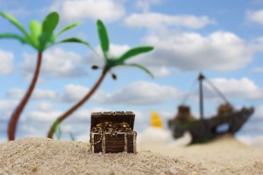 Korsan Hazinesi ve Kıyıdaki Eski Gemi Mavi Gökyüzü Sığ DOF
