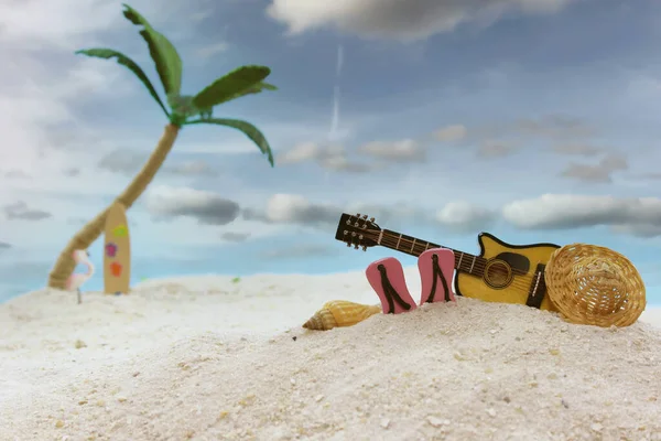 背景为棕榈树沙滩上的吉他和贝壳 — 图库照片