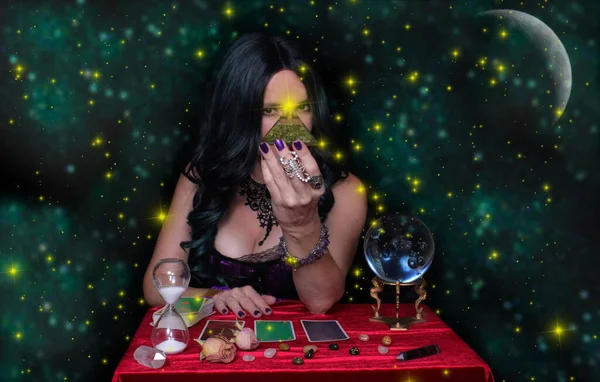 Psíquico Con Bola Cristal Cartas Del Tarot Fondo Galaxia — Foto de Stock