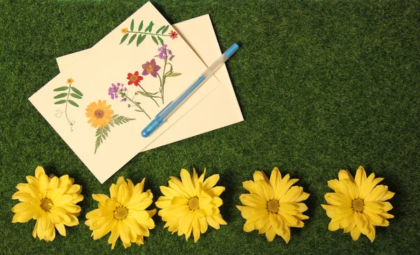 Kwiaty Trawie Pustą Kartką Okolicznościową Ozdobioną Suchymi Kwiatami — Zdjęcie stockowe