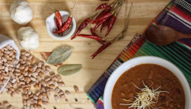 Arka planda biberli, baharatlı ve kuru fasulyeli Pinto fasulyeli bir kase biber.