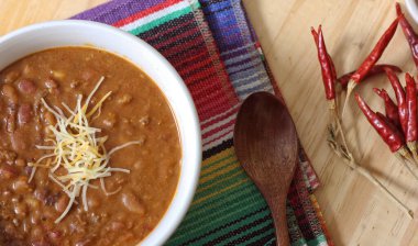 Arka planda biberli, baharatlı ve kuru fasulyeli Pinto fasulyeli bir kase biber.