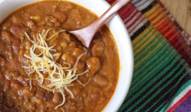 Arka planda biberli, baharatlı ve kuru fasulyeli Pinto fasulyeli bir kase biber.