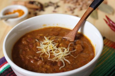 Arka planda biberli, baharatlı ve kuru fasulyeli Pinto fasulyeli bir kase biber.