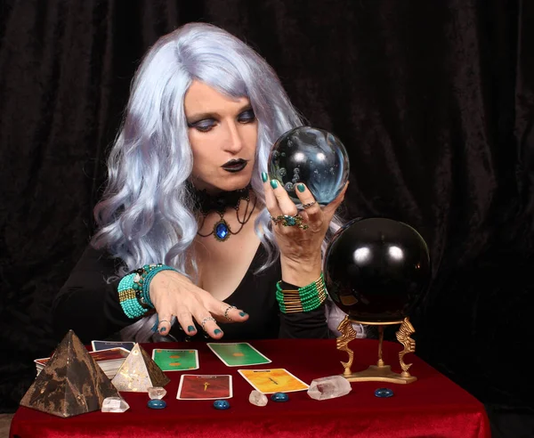 Μέντιουμ Μπλε Μαλλιά Κρυστάλλινη Μπάλα Και Κάρτες Ταρώ Μέντιουμ Μάγισσα — Φωτογραφία Αρχείου
