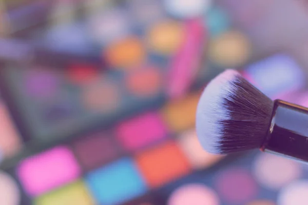 明るい色の化粧品顔料パレットと化粧品ブラシ — ストック写真